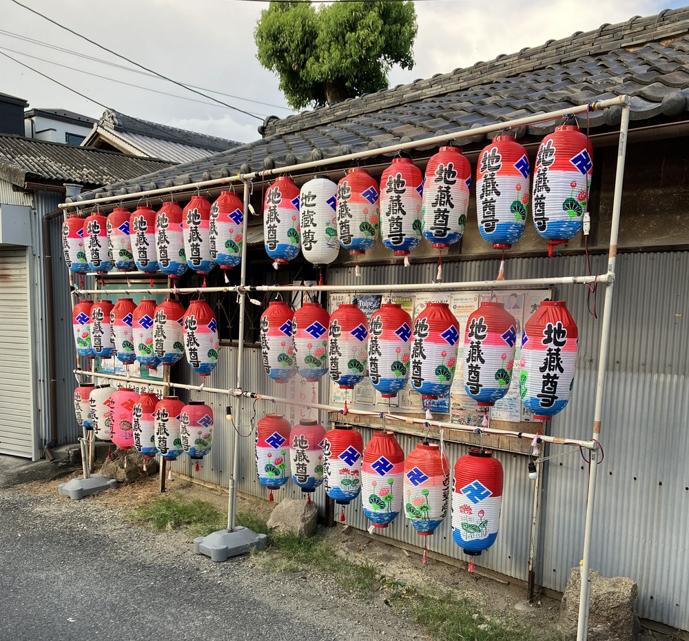 ラックに吊るされた地蔵盆の提灯