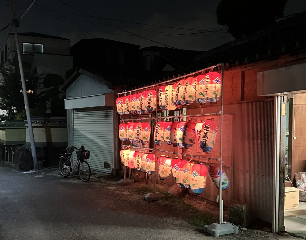 夜、灯りのともった地蔵盆の提灯
