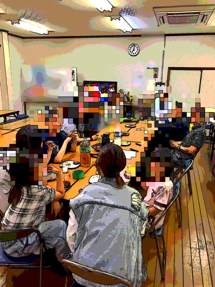 ふれあい交流会の様子。テーブルを囲んで交流する参加者たち