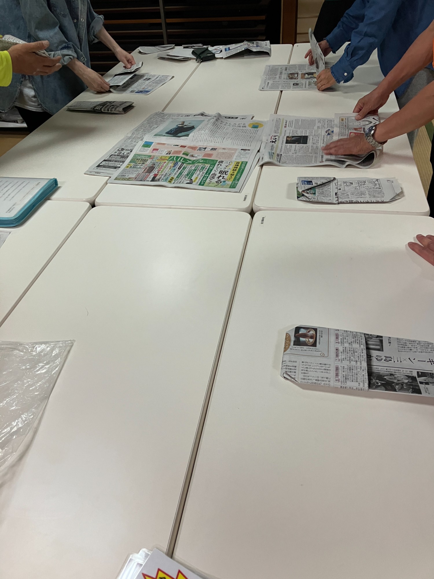 新聞紙折り方の練習会の様子