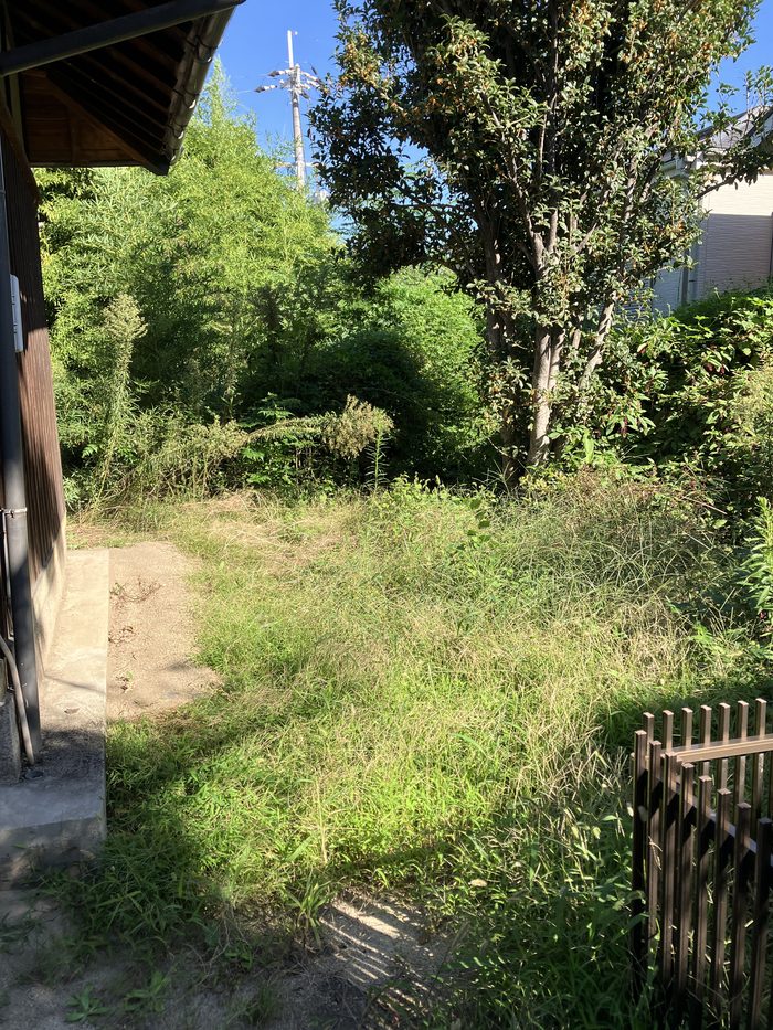奥の広場。膝の高さまで雑草が伸びている（作業前）