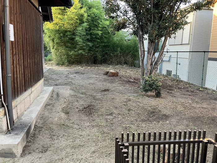 奥の広場。雑草がなくなり土が見えている（作業後）