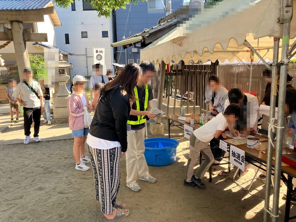 秋祭りの抽選会とお菓子くじの受付